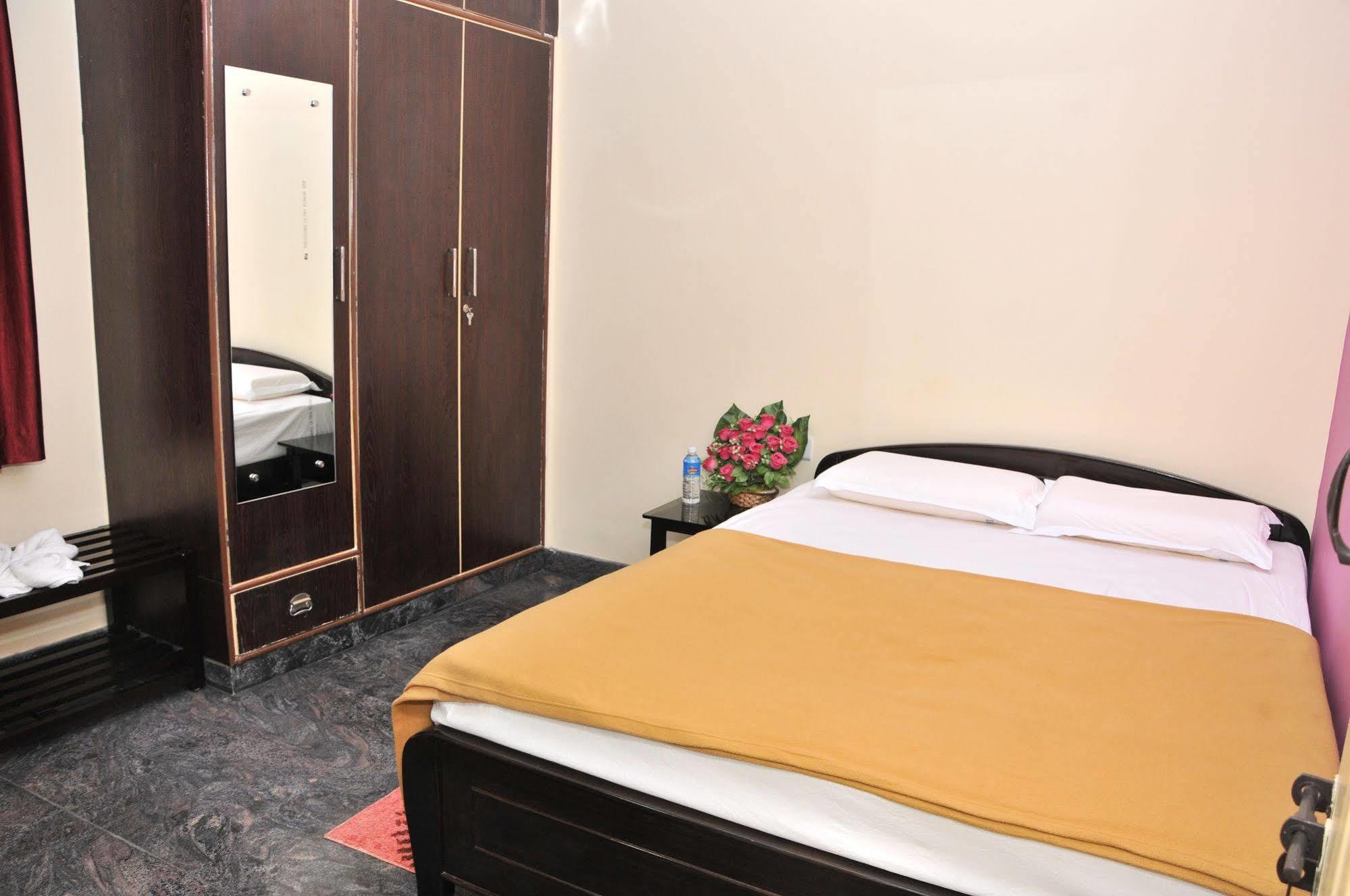 Bed and Breakfast Sr Comfort Yelahanka Экстерьер фото